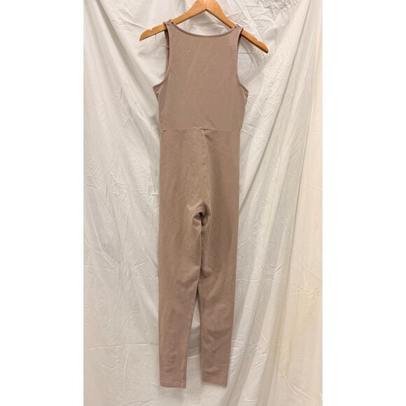Aritzia Babaton Contour V-Neck Jumpsuit in‎ Nude Beige Small Kim K Kardashian - Picture 3 of 5
